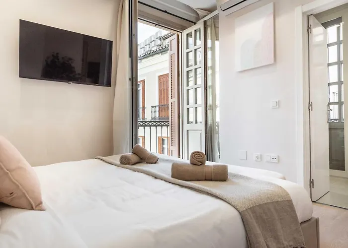 Sophisticated Apartment With Balcony & City Views By Rems
