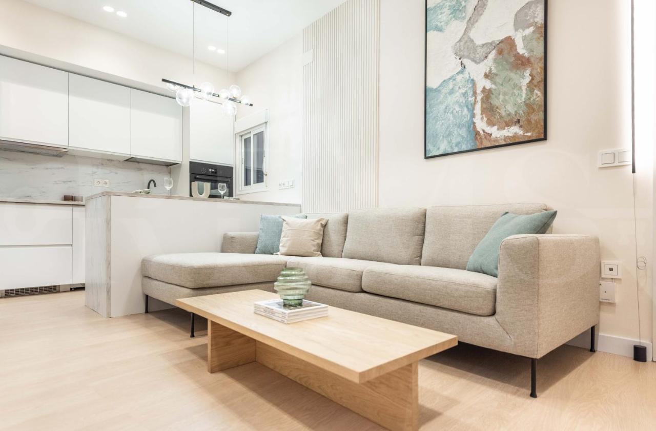 Apartament Sophisticated With Balcony & Views By Rems *