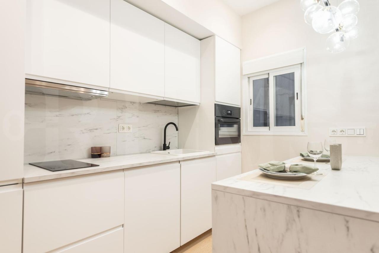 Sophisticated With Balcony & Views By Rems Apartament